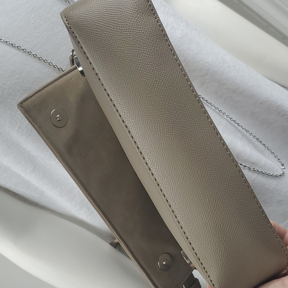 NEW Badgley Mischka Taupe Crossbody Vegan Leather Handbag with Bow and monogram. - Picture 10 of 12